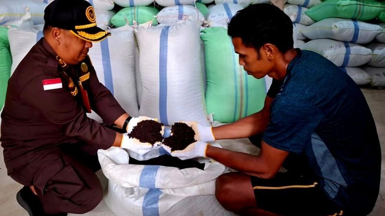 Balai Karantina Hewan, Ikan, dan Tumbuhan (BKHIT) Kepri telah mensertifikasi 69 ton cengkeh kering asal Natuna dan 75 ton produk perikanan untuk dikirim ke Jakarta, memastikan keamanan dan kualitas produk.