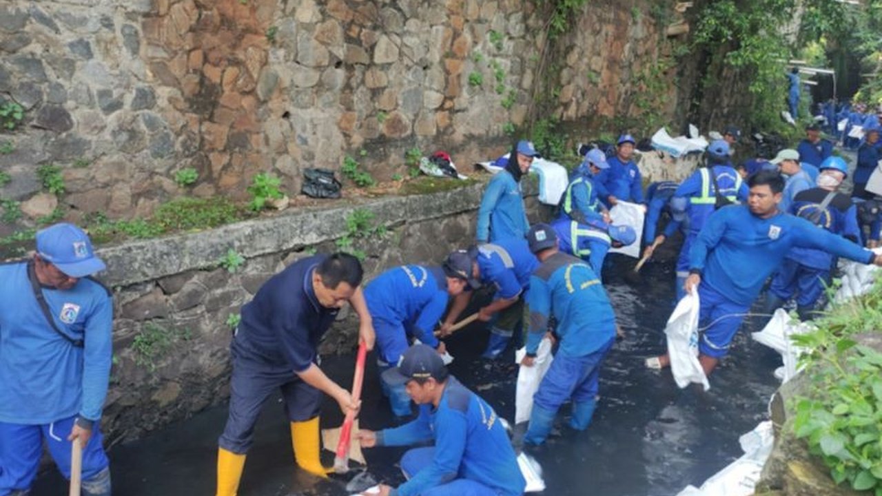 Suku Dinas Sumber Daya Air (SDA) Jakarta Selatan keruk saluran penghubung Pelita II sepanjang 750 meter untuk mencegah banjir di Cipete Selatan, dengan target rampung 15 Juni mendatang.