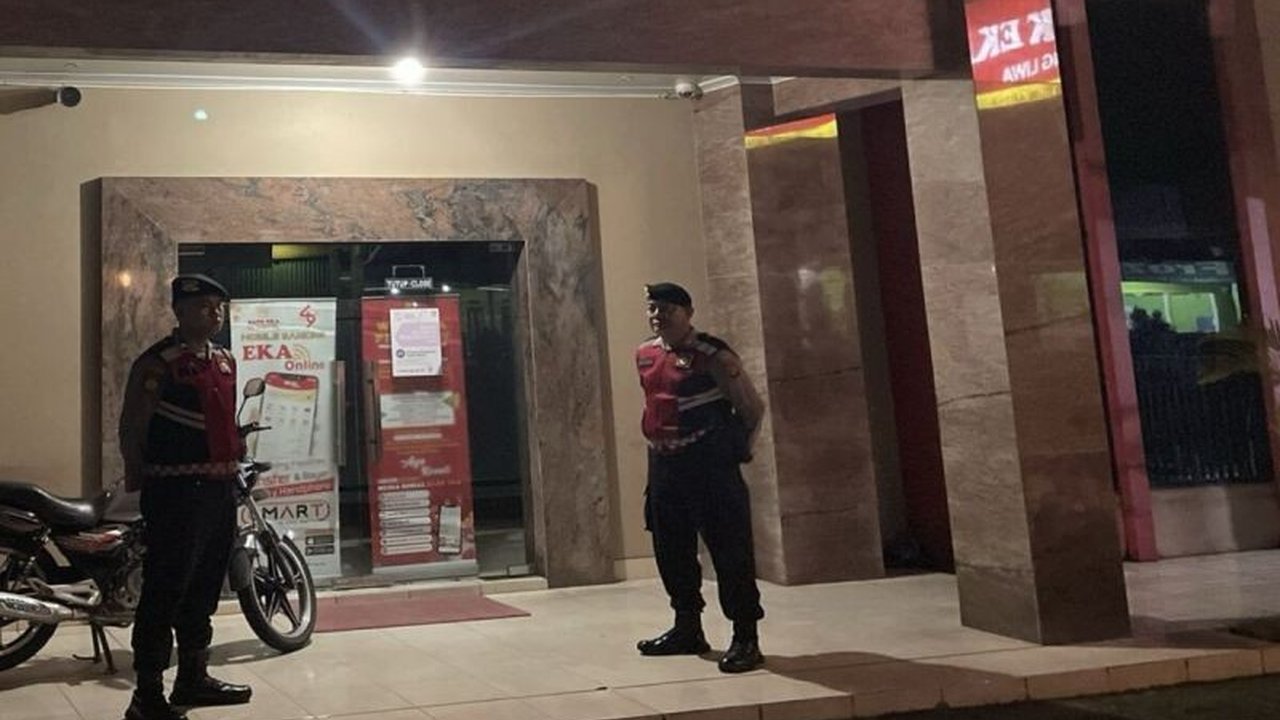 Polres Lampung Barat gencar melakukan patroli di area perbankan dan ATM untuk mencegah kejahatan seperti pencurian dan penipuan, serta memberikan rasa aman kepada masyarakat.