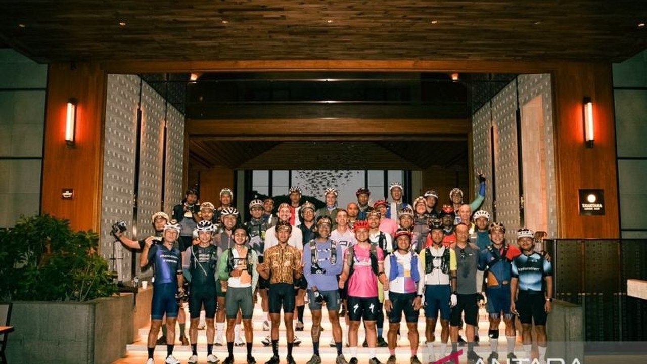 Zidan Attala Nouval, juara dua kali East Java Journey, bersama peserta lokal dan internasional lainnya, bersiap menghadapi tantangan 1.000 kilometer Lintang Flores 2025 di NTT.