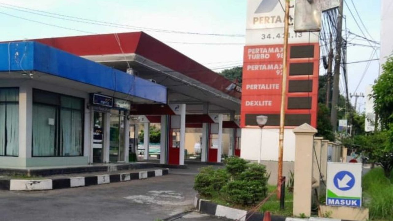Polda Banten menahan manajer dan pengawas SPBU di Serang atas dugaan pengoplosan BBM Pertamax setelah hasil lab Pertamina menunjukkan ketidaksesuaian standar bahan bakar.