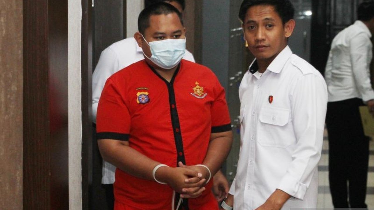 Seorang pria berinisial M ditangkap Polda Kalteng karena diduga membuka lahan secara ilegal seluas 102 hektare di kawasan hutan produksi, mengakibatkan kerugian Rp210 miliar.