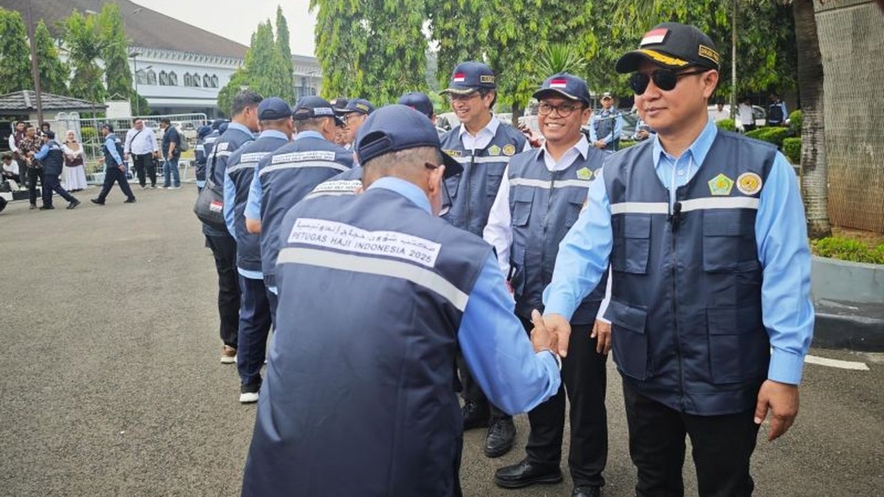 Sebanyak 342 petugas haji gelombang pertama diberangkatkan ke Arab Saudi untuk mempersiapkan kedatangan jamaah haji 2025, dengan fokus pelayanan maksimal dan mitigasi masalah.