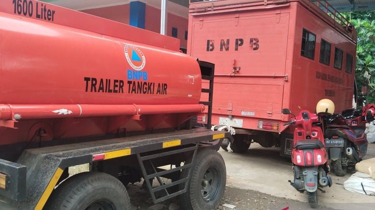 Hujan deras mengguyur Mukomuko sejak Minggu malam hingga Senin pagi, namun BPBD setempat belum menerima laporan genangan air, meskipun debit air Sungai Selagan meningkat.