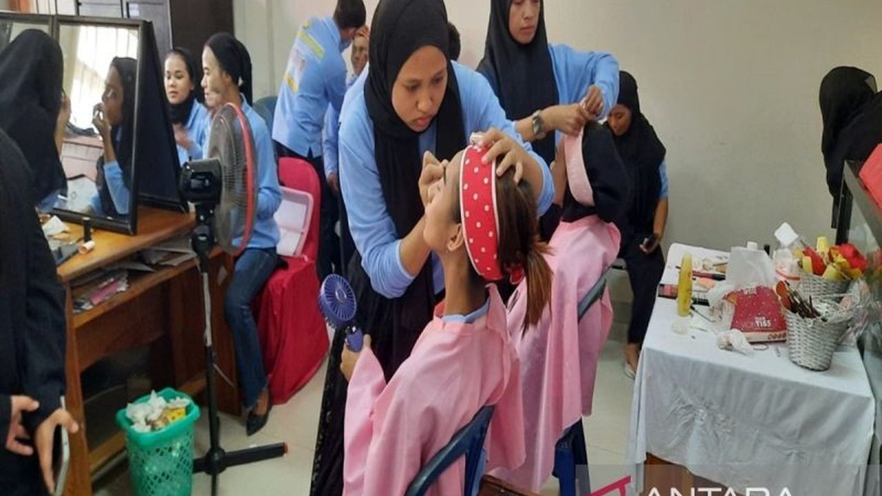 Pemerintah Sulawesi Tenggara (Sultra) menggelar pelatihan tata kecantikan, tata boga, dan las listrik untuk 50 penyandang disabilitas, membuka peluang kerja dan pemberdayaan.