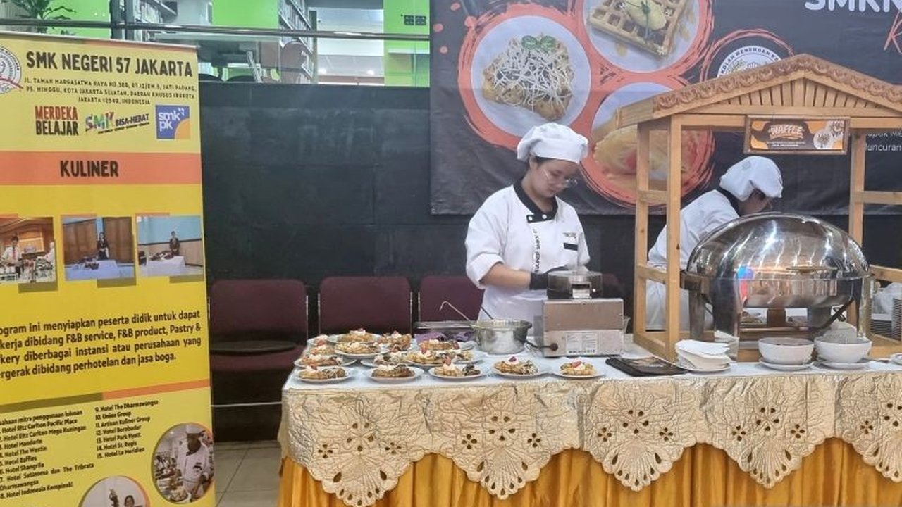 Kemendikdasmen meluncurkan Program '1.000 Siswa SMK Sales Naik Kelas' guna meningkatkan jumlah peminat jurusan marketing di SMK dan menyiapkan lulusan yang siap kerja dan berwirausaha.