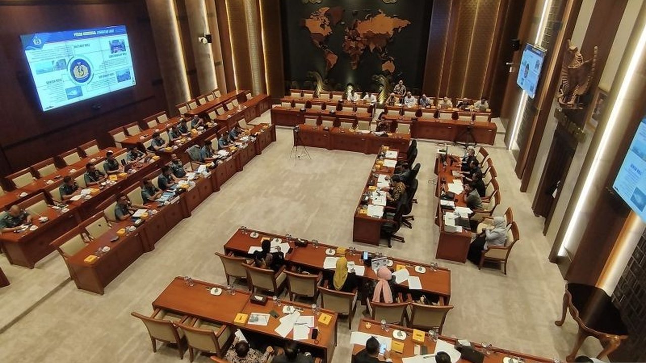 Kepala Staf TNI Angkatan Laut (KSAL) meminta pemerintah menghapuskan tunggakan pembayaran BBM TNI AL yang mencapai triliunan rupiah dan mengusulkan subsidi serta pengelolaan terpusat.