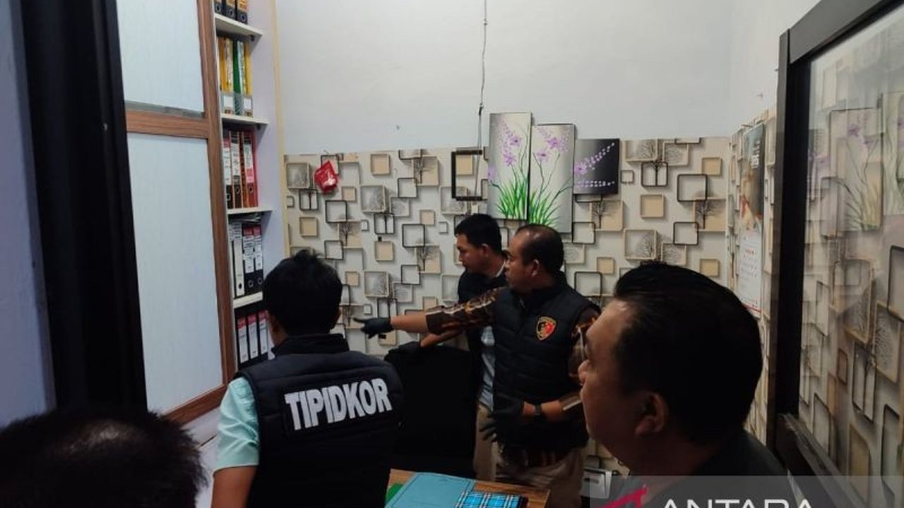 Polda Bengkulu menggeledah kantor Bank Bengkulu di Kabupaten Lebong dan menyita bukti terkait dugaan korupsi kredit fiktif yang melibatkan oknum pegawai bank.