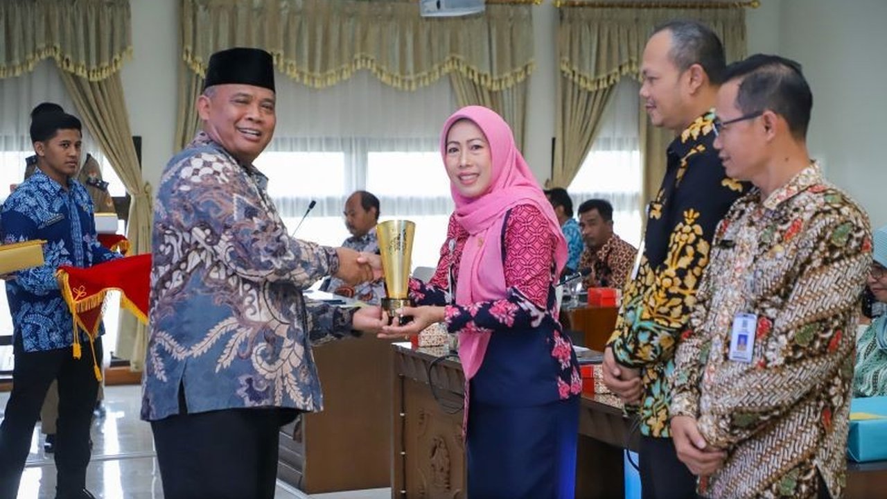 Pemkab Sleman memberikan penghargaan kepada sembilan OPD terbaik dalam penyelenggaraan pelayanan publik, dengan RSUD Sleman meraih peringkat ketiga nasional.