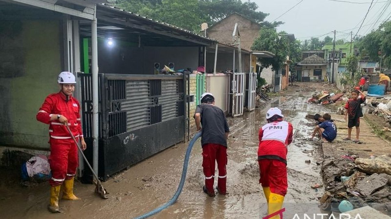 Banjir di empat kecamatan Cianjur telah membuat 15 relawan PMI terjun memberikan pelayanan kemanusiaan, termasuk layanan air bersih dan penyemprotan disinfektan.