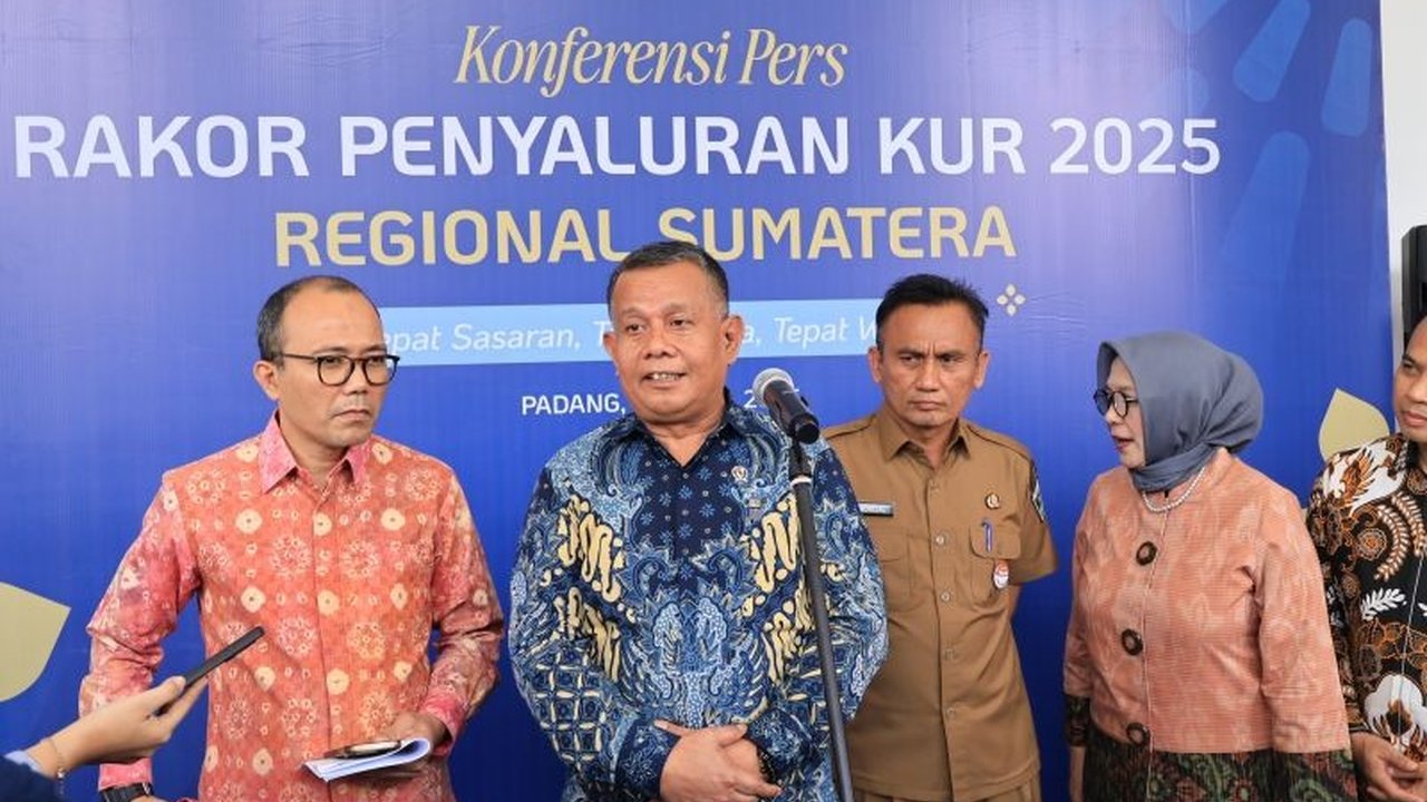 Wakil Menteri UMKM menekankan pentingnya Kredit Usaha Rakyat (KUR) untuk mendukung UMKM sektor produksi sebagai strategi kunci dalam pengentasan kemiskinan di Indonesia, khususnya di regional Sumatera.