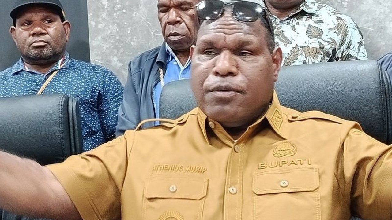 Inflasi tinggi di Jayawijaya, Papua Pegunungan, mencapai 8,05 persen dipicu kelangkaan sayur akibat musim hujan; Bupati Atenius Murib perintahkan dinas pertanian jaga pasokan.