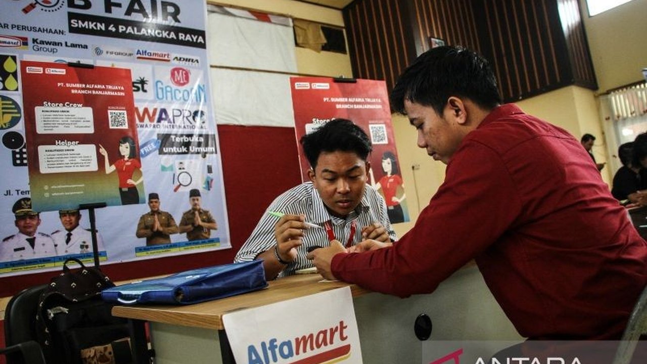Disnakertrans Kalteng menggelar job fair di SMK Negeri 4 Palangka Raya, memfasilitasi akses masyarakat terhadap 650 lowongan kerja dari 15 perusahaan, sebagai upaya menekan angka pengangguran di Kalimantan Tengah.