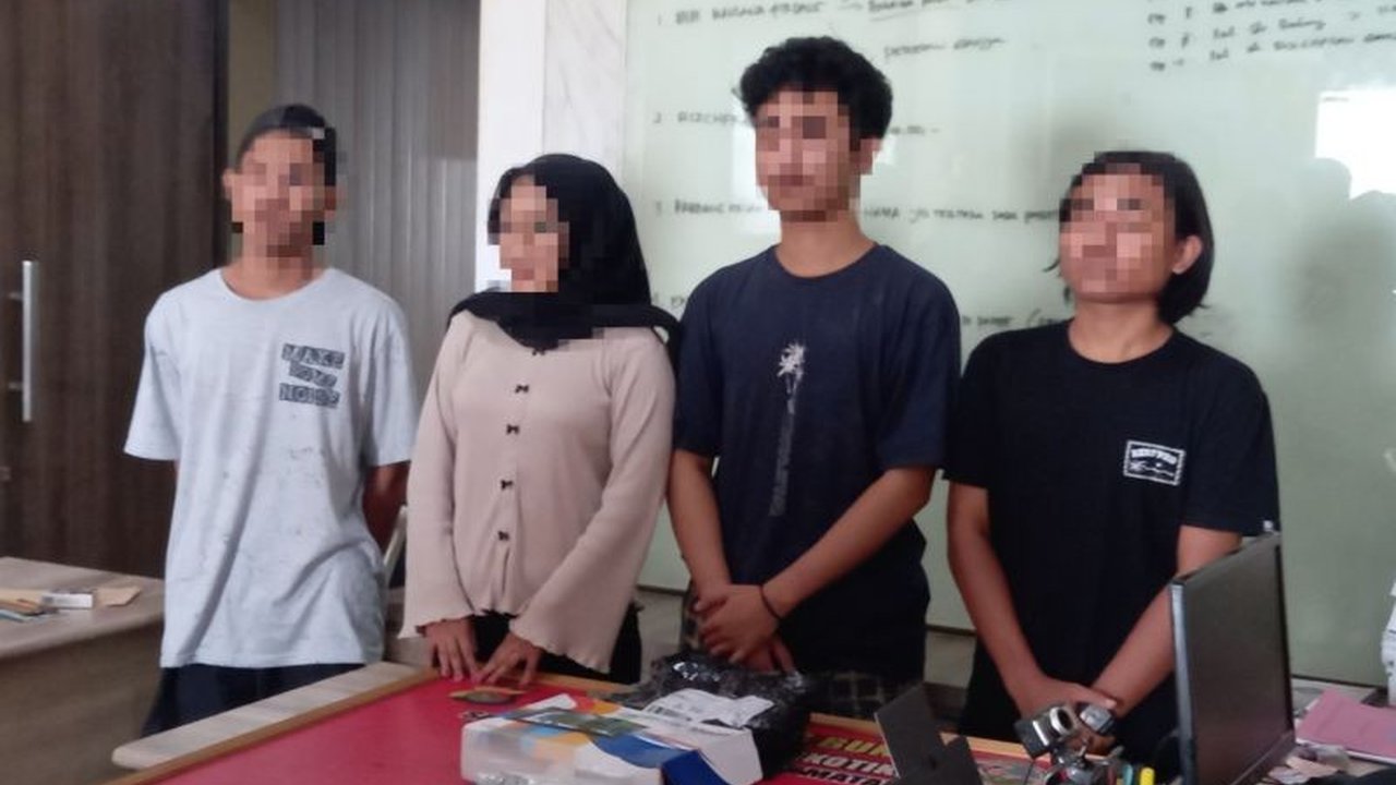 Polresta Mataram mengungkap kasus pemesanan ganja online seberat 4,2 ons dari Malang yang melibatkan mahasiswa dan rekannya, dengan modus penjualan disamarkan lewat medsos.