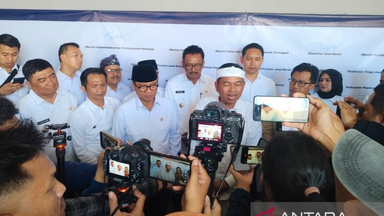Gubernur Jawa Barat, Dedi Mulyadi, berencana menjadikan kepesertaan KB sebagai syarat penerima beasiswa dan berbagai bantuan sosial untuk pemerataan bantuan.