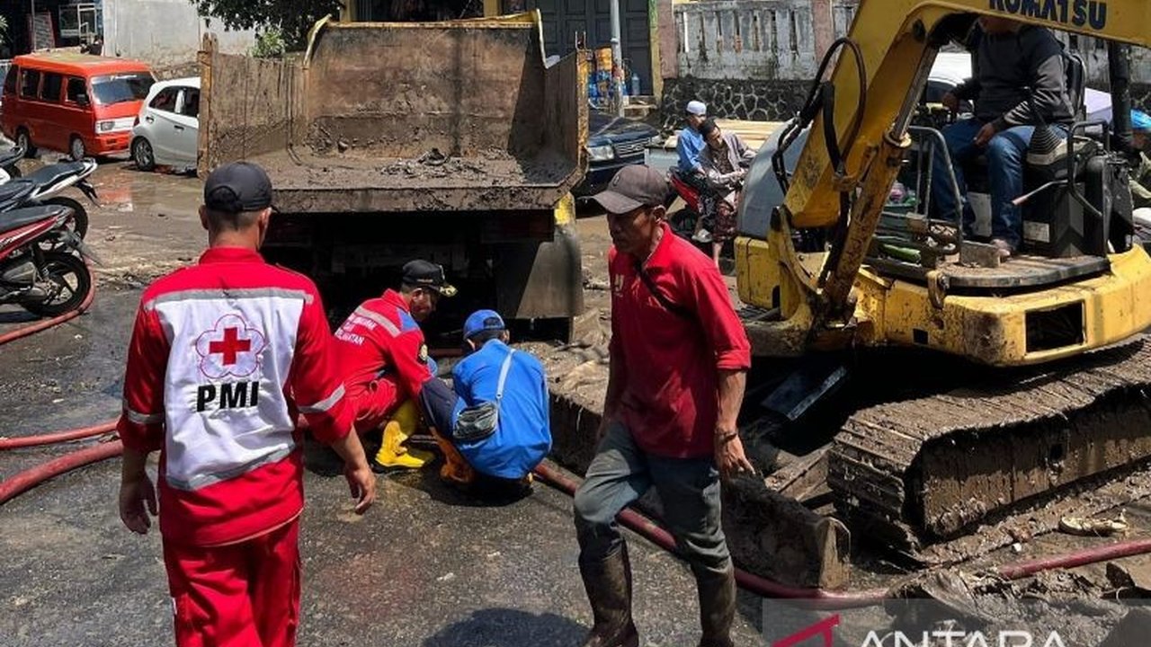 Pemerintah Kabupaten Cianjur kerahkan alat berat untuk bersihkan saluran air dari sampah pascabanjir yang melanda sejumlah kecamatan dan mendirikan posko pelayanan bagi warga terdampak.