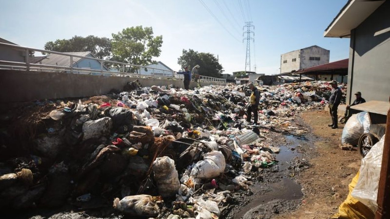 Pemerintah Kota Bandung mengambil langkah hukum terhadap pengelola Pasar Gedebage karena tumpukan sampah mencapai 1.120 meter kubik akibat dugaan pungli iuran sampah.