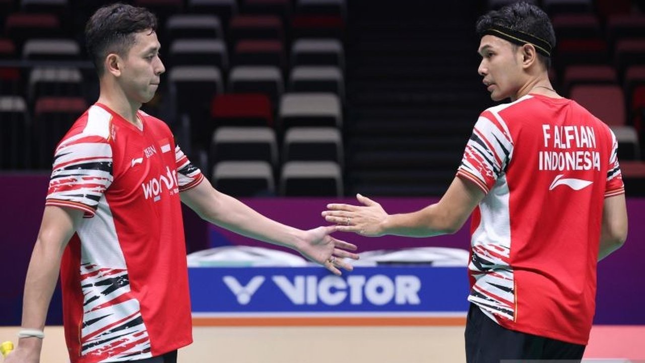 Ganda putra Fajar Alfian/Muhammad Rian Ardianto sukses memberikan kemenangan pertama untuk Indonesia atas Inggris di Piala Sudirman 2025 dengan skor 21-11 dan 21-11.