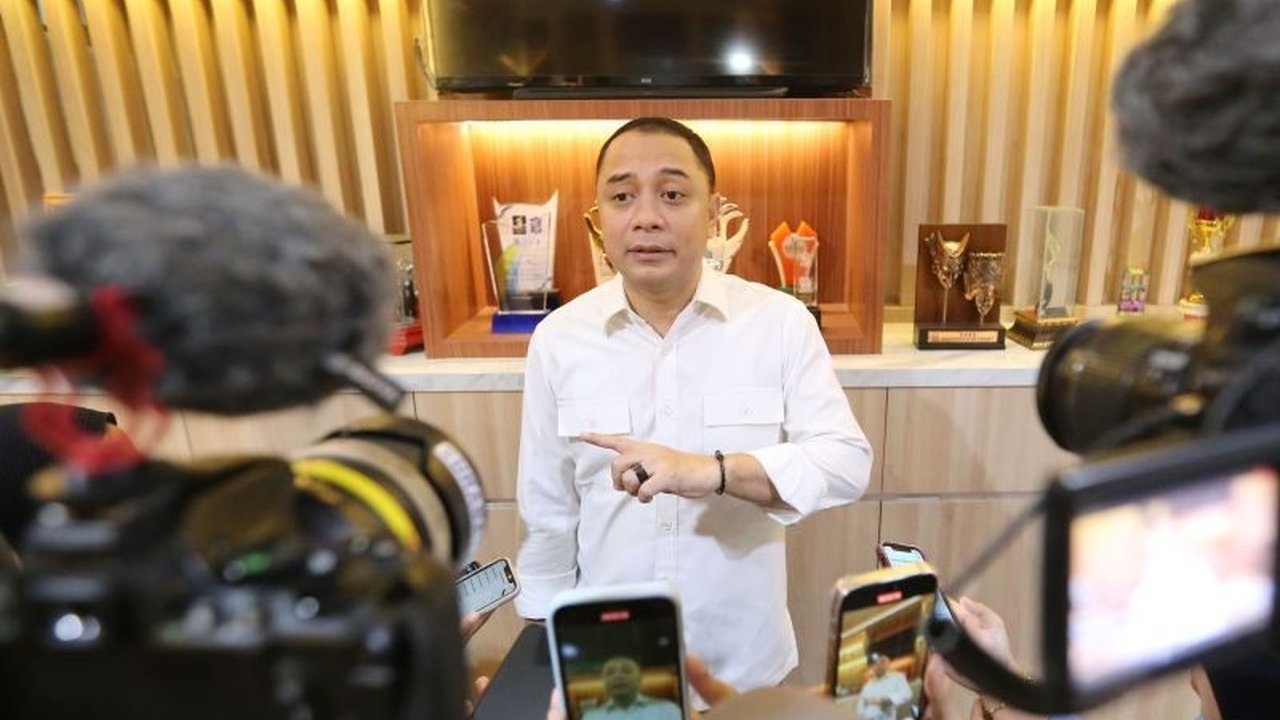 Pemkot Surabaya menerapkan sanksi sosial, termasuk penonaktifan NIK, bagi pasien TBC yang mangkir pengobatan sebagai upaya pencegahan dan pengendalian penyakit menular ini.