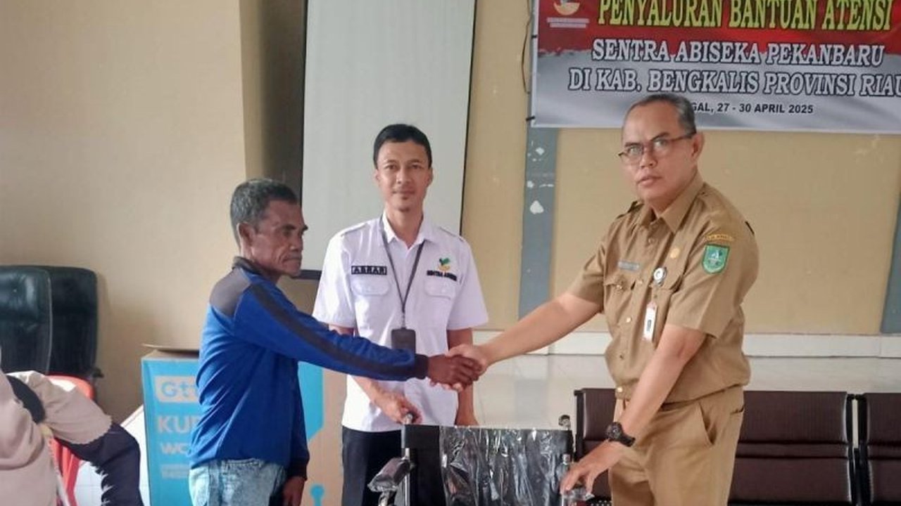 Dinas Sosial Bengkalis menyalurkan bantuan Atensi Kemensos tahap I senilai Rp150 juta kepada 147 Pemerlu Pelayanan Kesejahteraan Sosial (PPKS) di tiga lokasi berbeda.