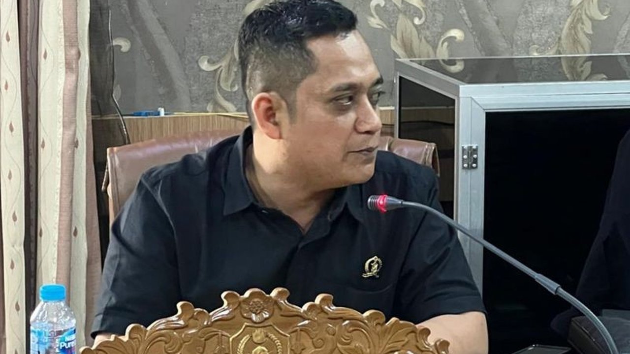 DPRD Kalbar mendesak Disdik Kalbar untuk segera menyelesaikan masalah pemutusan hubungan kerja (PHK) terhadap 17 guru dan tenaga kependidikan (tendik) di SMKN 1 Sungai Kakap, Kalimantan Barat,  mengingat kekurangan tenaga pendidik di daerah tersebut.