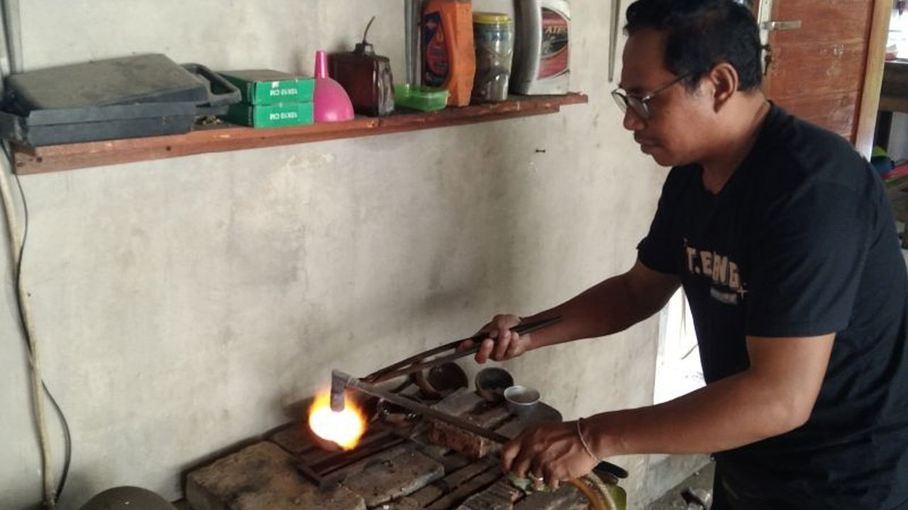 Pemerintah Provinsi Bali gencar mendorong digitalisasi pemasaran dan keuangan UMKM untuk meningkatkan pertumbuhan ekonomi dan kesejahteraan masyarakat, dengan target rasio kewirausahaan mencapai 3,75 persen pada 2025.