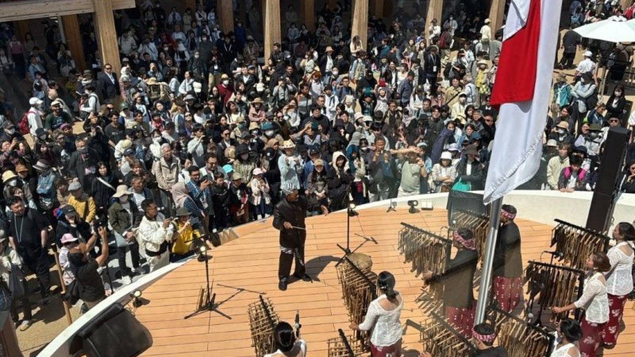 Saung Angklung Udjo berhasil memikat hati pengunjung World Expo 2025 Osaka dengan penampilan memukau, mempromosikan budaya Indonesia di kancah internasional.