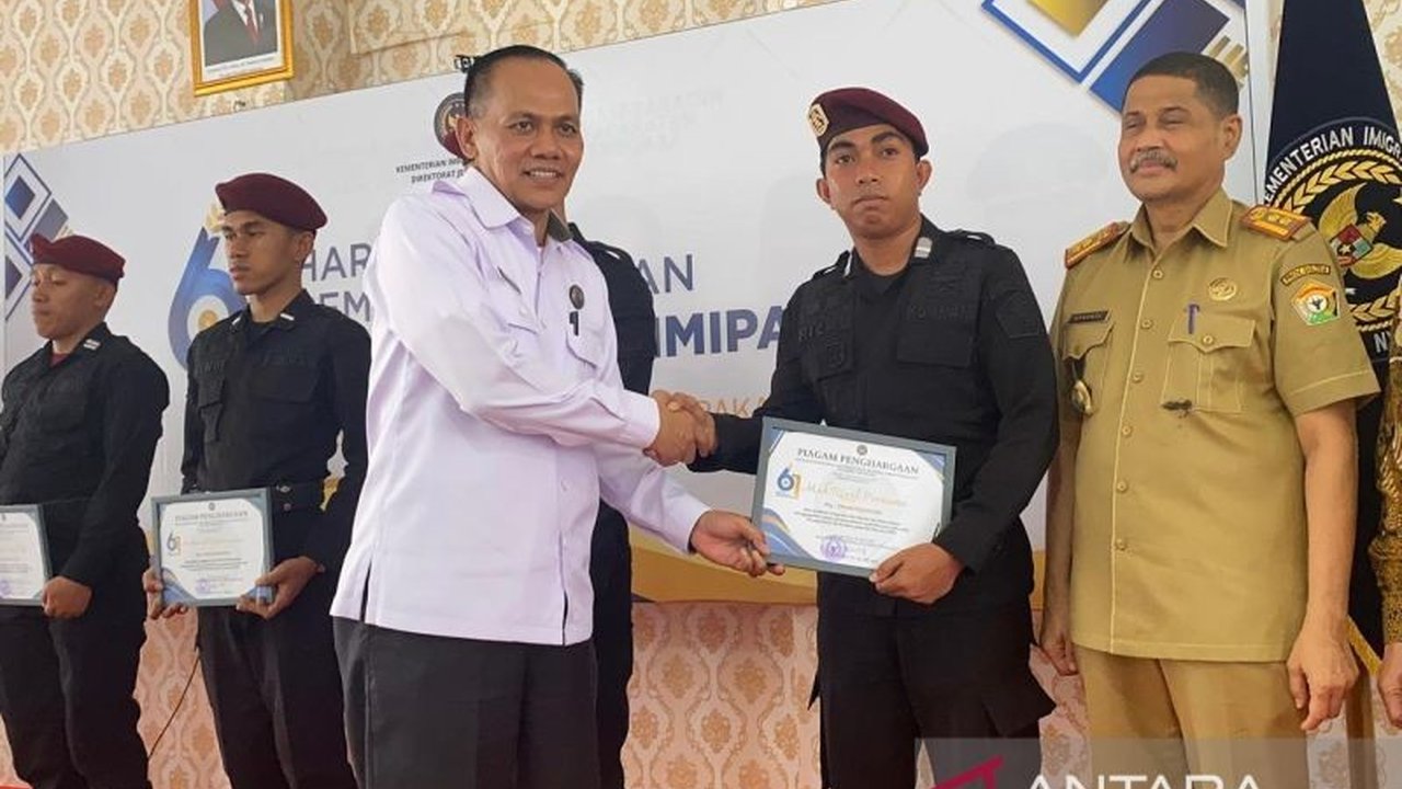 Direktorat Jenderal Pemasyarakatan Sulawesi Tenggara memberikan penghargaan kepada enam sipir atas keberhasilan mereka menggagalkan penyelundupan sabu di Lapas dan Rutan, sebagai bentuk komitmen pemberantasan narkoba.