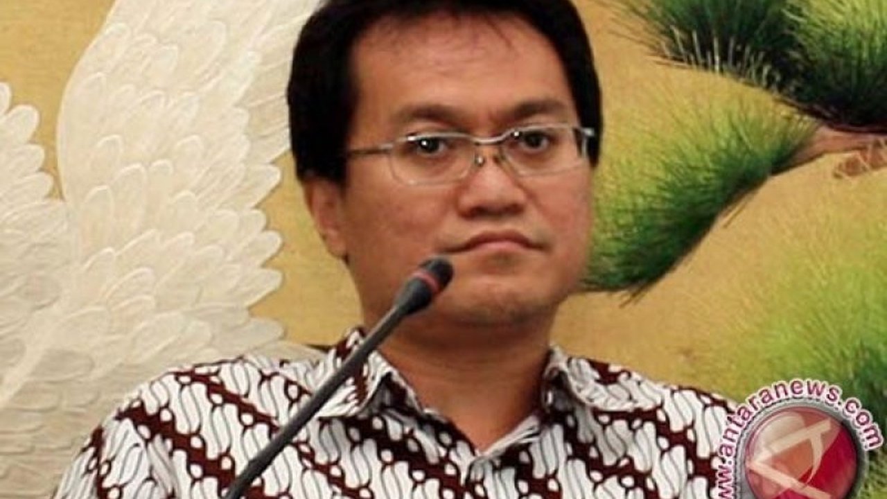 Direktur Eksekutif CSIS dan Menteri Keuangan RI optimis Indonesia mampu menghadapi tantangan ekonomi global dan mencapai pertumbuhan ekonomi 5 persen pada 2025, meskipun IMF memprediksi lebih rendah.