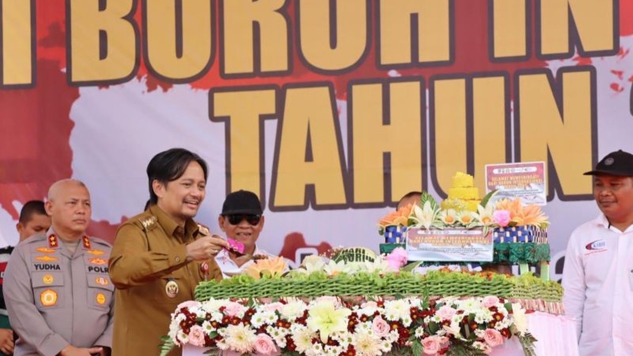 Pemerintah Provinsi Kalimantan Selatan dan Polda Kalsel menggelar pasar murah dengan menyediakan 1.000 paket sembako untuk pekerja dan keluarga buruh sebagai bentuk solidaritas sosial dan apresiasi atas kontribusi mereka.