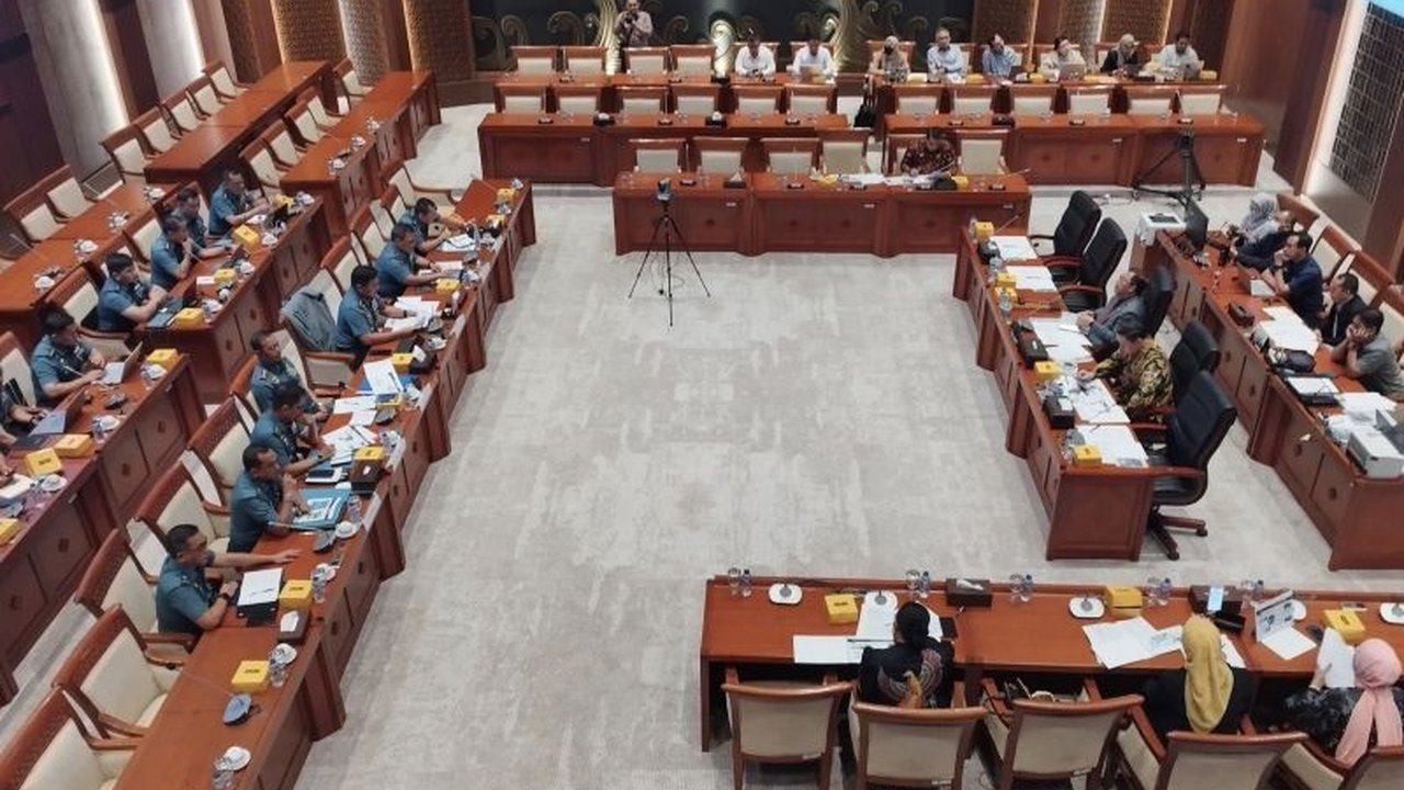 Kepala Staf Angkatan Laut (KSAL) menekankan perlunya sinergi antar lembaga untuk mengatasi tantangan keamanan maritim Indonesia yang luas, mengingat keterbatasan operasional TNI AL.