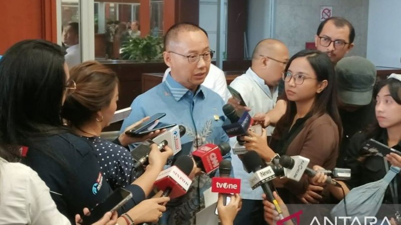 Wakil Ketua MPR Eddy Soeparno mendesak pemerintah bertindak tegas terhadap aksi premanisme ormas untuk menjaga iklim investasi Indonesia.