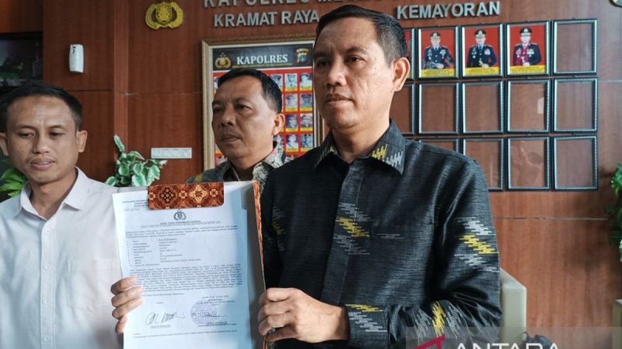 Polisi telah memeriksa Roy Suryo dan tiga orang lainnya yang melaporkan dugaan ijazah palsu Presiden Jokowi, guna meminta klarifikasi lebih lanjut terkait laporan tersebut.