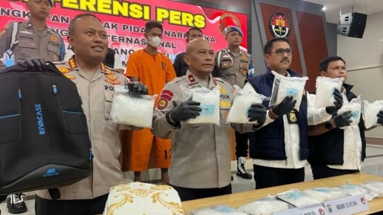 Polda Riau berhasil menangkap satu kurir sabu asal Pamekasan, Jawa Timur, namun masih memburu pelaku lain dalam jaringan penyelundupan 12,82 kg sabu senilai Rp12,826 miliar menuju Surabaya.