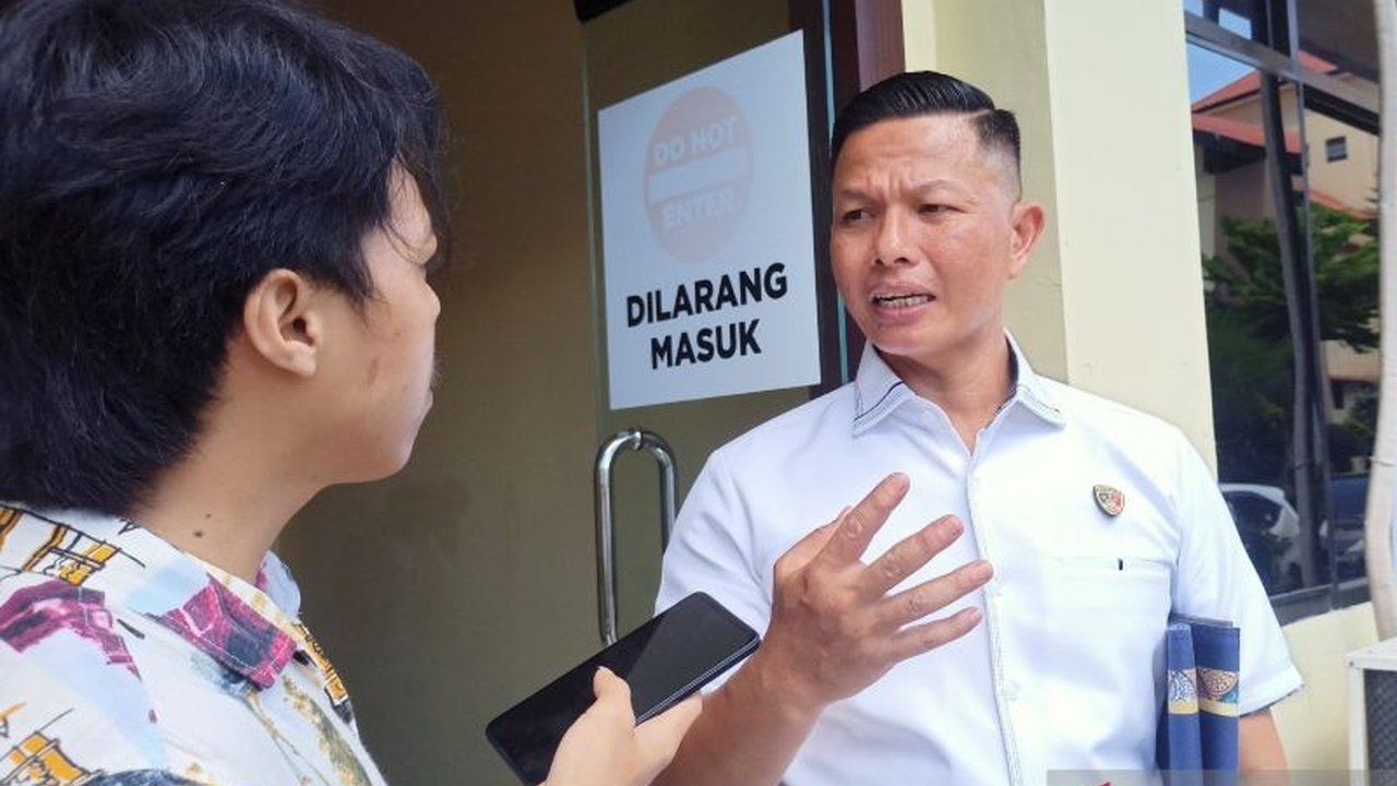 Polda NTB mengonfirmasi kasus mantan Bupati Lombok Tengah, Suhaili Fadhil Thohir, terkait dugaan penipuan, penggelapan, dan perusakan masih dalam proses hukum, dengan Suhaili sebagai tersangka dan pelapor.