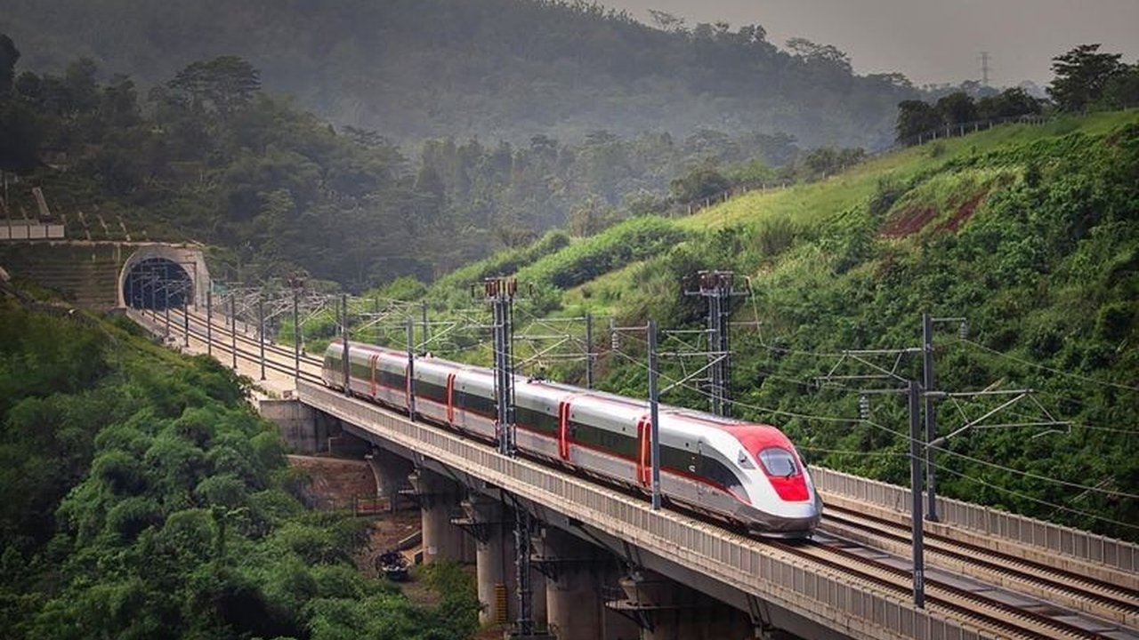 KCIC laporkan 32 gangguan perjalanan kereta cepat Whoosh akibat benang layangan hingga Januari 2025, mengancam keselamatan dan operasional kereta.