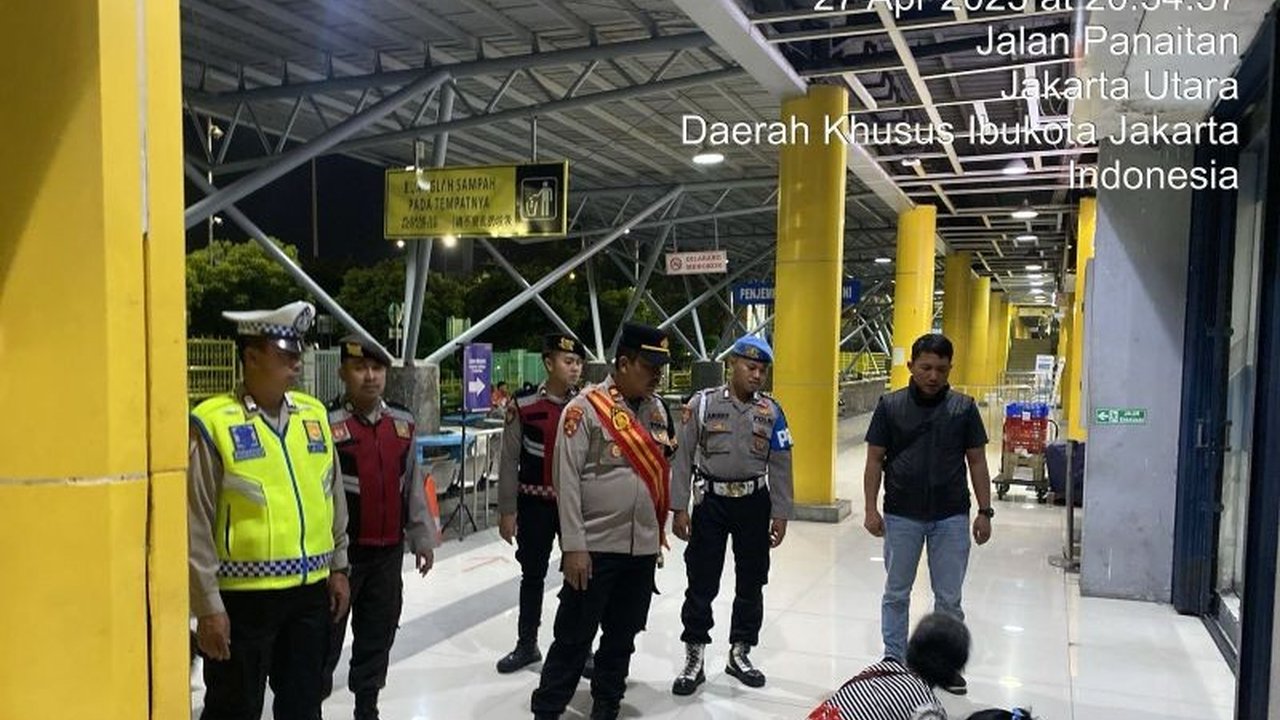Polisi Polres Pelabuhan Tanjung Priok membantu keluarga terlantar di Pelabuhan Tanjung Priok yang terdiri dari tujuh orang, termasuk bayi dan balita, untuk pulang ke Citayam, Depok.