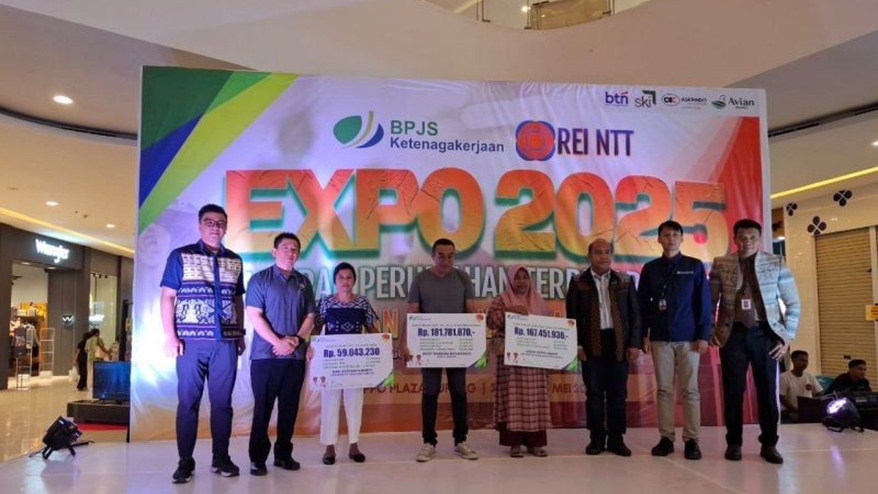 BPJS Ketenagakerjaan Cabang NTT menyerahkan santunan Jaminan Kematian (JKM) sebesar Rp408.277.036 kepada tiga ahli waris tenaga kerja di Kupang, Nusa Tenggara Timur.