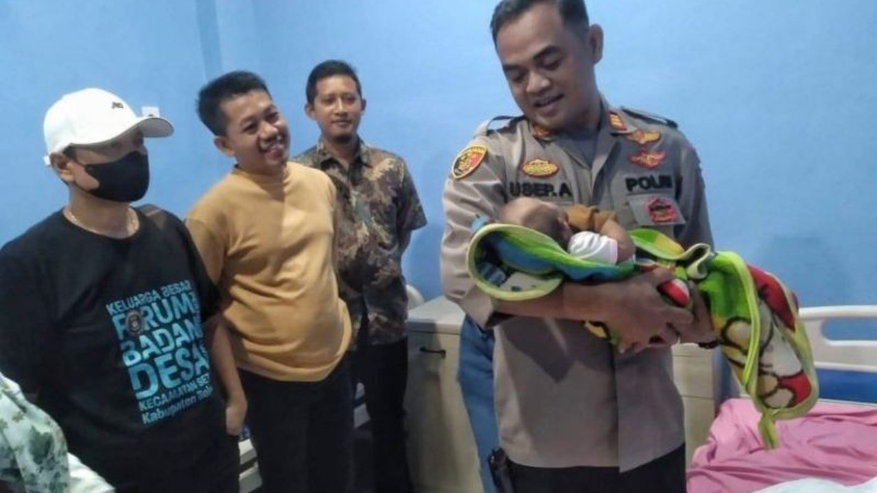 Penemuan bayi perempuan berusia sekitar tiga bulan di depan kontrakan Kampung Rawa Atug, Desa Cibening, Kabupaten Bekasi, Jawa Barat, tengah diselidiki polisi; pelaku pembuangan bayi masih diburu.