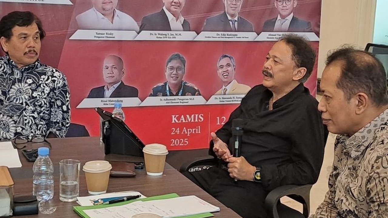 Peluncuran Koperasi Desa Merah Putih oleh Presiden Prabowo Subianto pada Juli 2025 diharapkan menjadi solusi bagi pembangunan ekonomi Indonesia dari tingkat desa, namun tantangan dan pro-kontra tetap ada.