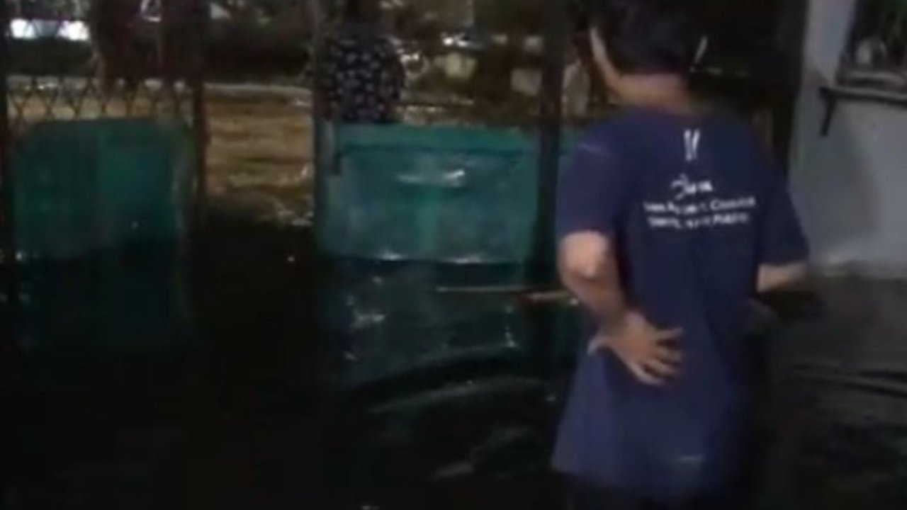 Banjir rob akibat pasang laut maksimum karena fenomena super new moon merendam permukiman di Muara Karang, Jakarta Utara pada Senin malam, 28 April 2025, dengan ketinggian air mencapai 60 cm.