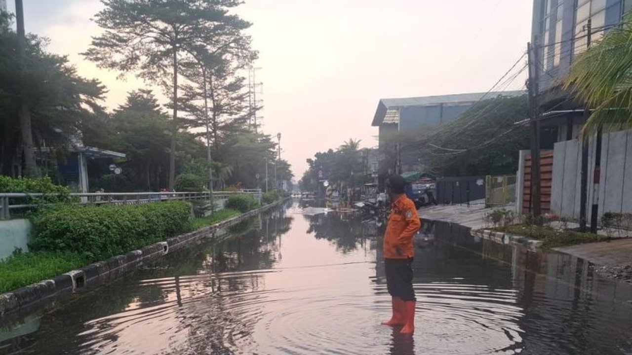 Banjir rob akibat fenomena super new moon merendam beberapa wilayah di Jakarta Utara, BPBD DKI Jakarta kerahkan personel untuk penanggulangan.