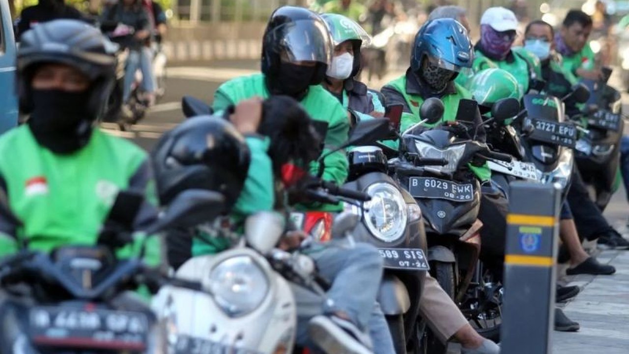 Ekonom Wijayanto Samirin usul beasiswa anak driver ojol sebagai alternatif THR, memicu perdebatan soal perlindungan pekerja platform digital dan dampak regulasi terhadap industri.