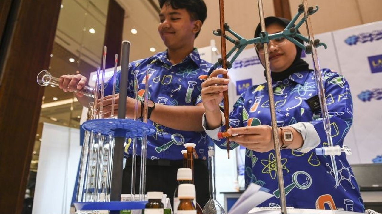 Penguatan Badan Standardisasi Nasional (BSN) dinilai krusial untuk meningkatkan daya saing Indonesia di pasar internasional melalui standardisasi produk dan layanan.