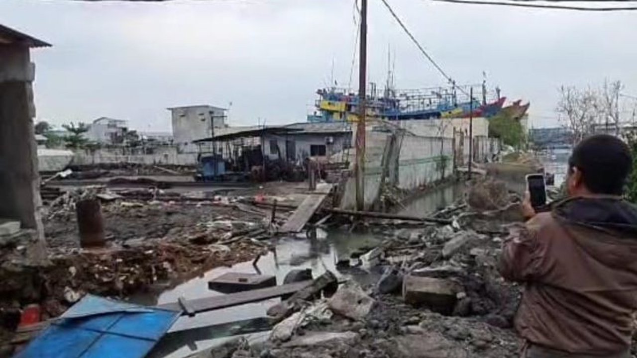 Rob di Pluit meluas akibat tembok galangan kapal roboh karena terjangan gelombang dan pembangunan saluran air yang menggunakan alat berat.