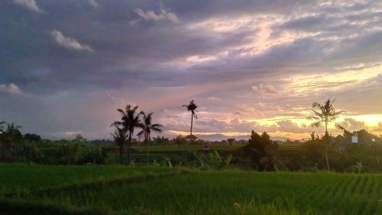 BBMKG Denpasar memperingatkan potensi hujan deras, angin kencang, dan gelombang tinggi di Bali dalam beberapa hari ke depan, terutama bagi nelayan dan operator kapal.
