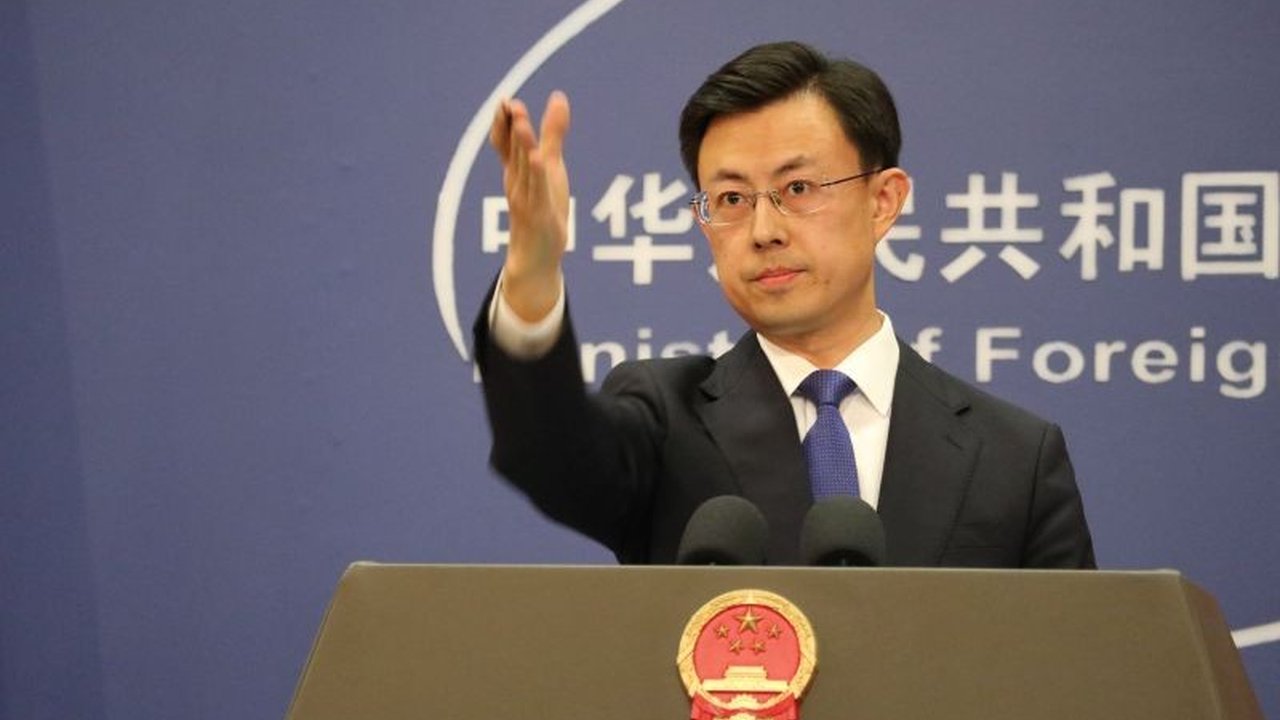 China menyerukan India dan Pakistan untuk menahan diri dan menyelesaikan konflik Kashmir melalui dialog setelah insiden penembakan yang menewaskan 26 orang, meningkatkan tensi di kawasan tersebut.