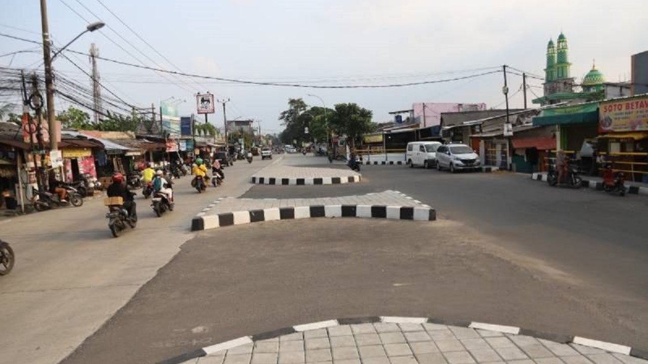 Dinas Perhubungan Kota Tangerang menutup 20 putaran balik di Jalan Maulana Hasanudin, Cipondoh, dan menggantinya dengan empat putaran baru model pulau jalan untuk mengurangi kemacetan.