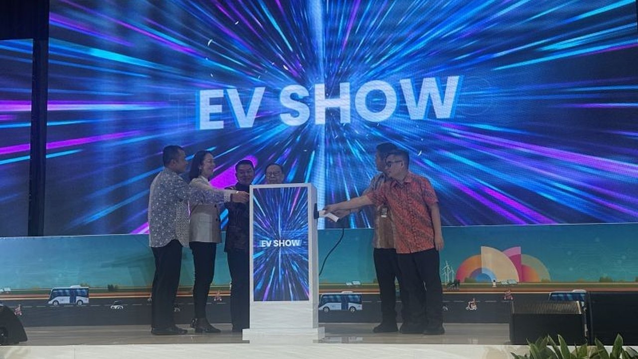 Pameran Periklindo Electric Vehicle Show (PEVS) 2025 di Jakarta menawarkan beragam kendaraan listrik penumpang dan niaga, mendorong adopsi kendaraan ramah lingkungan di Indonesia.