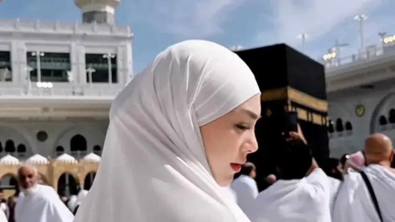 Dalam perjalanannya ke Tanah Suci, penampilannya tidak hanya anggun dalam balutan busana syar'i, tetapi juga memancarkan kecantikan natural yang semakin bersinar dengan riasan fresh dan eff